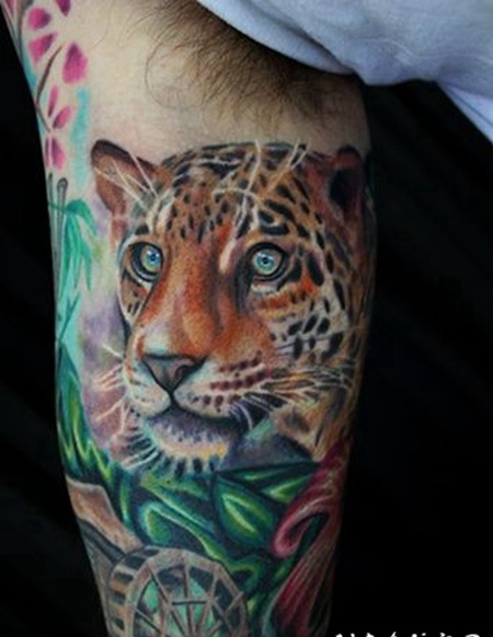 超级逼真的豹头和植物手臂纹身图案