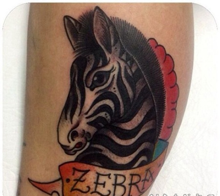 彩色的斑马头和字母小腿纹身图案