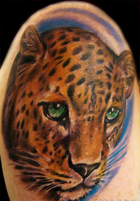 大臂写实的豹头纹身图案