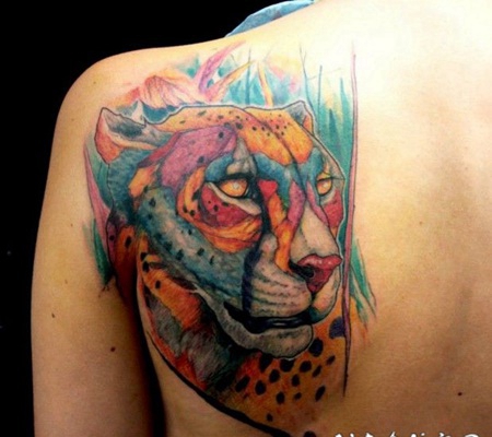 漂亮的彩色豹子背部纹身图案
