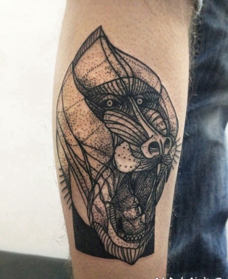 黑色点刺狒狒头手臂纹身图案