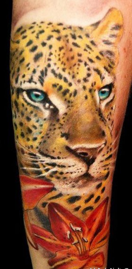 写实的头豹和百合花彩色手臂纹身图案