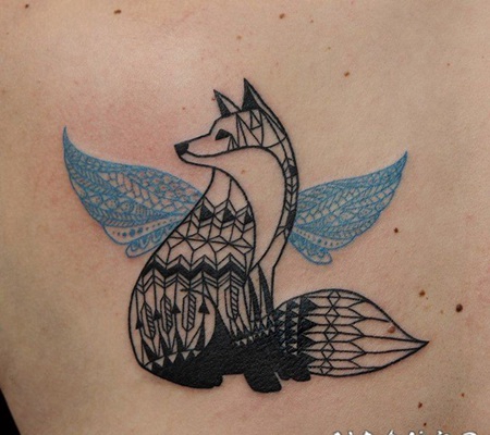 几何黑色狐狸与蓝色翅膀纹身图案
