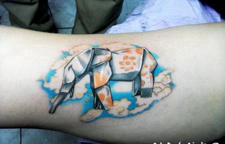 手臂上可爱的彩色折纸大象纹身图案