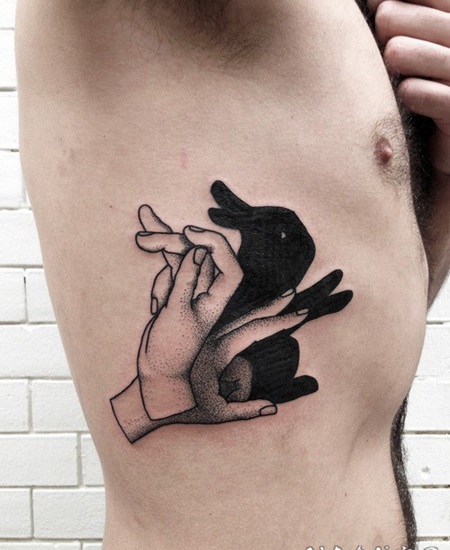 很酷的黑色点刺手和兔子侧肋纹身图案