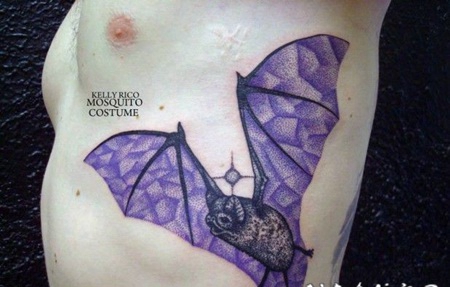 紫色的蝙蝠侧肋纹身图案