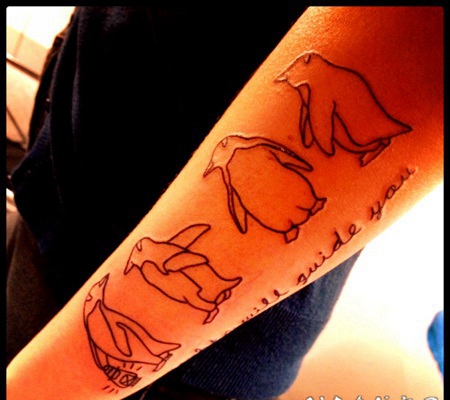 黑色线条的企鹅剪影手臂纹身图案