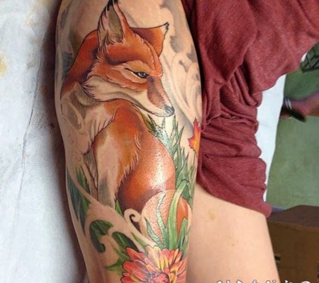 大腿鲜艳的彩色狐狸花朵纹身图案
