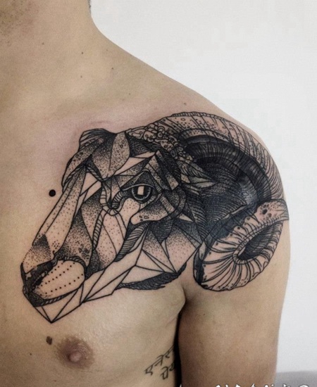 黑色点刺线条羊头肩部纹身图案