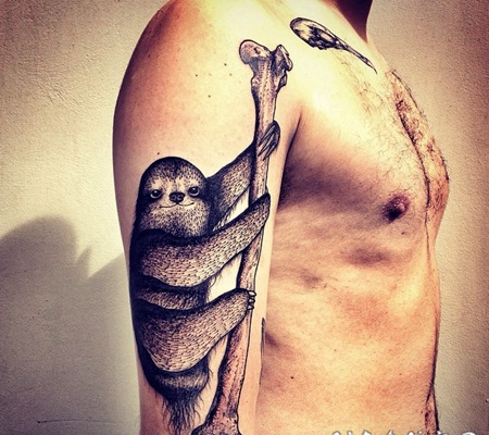 手臂树懒爬骨头黑色纹身图案