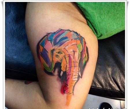 手臂上水彩风格大象纹身图案