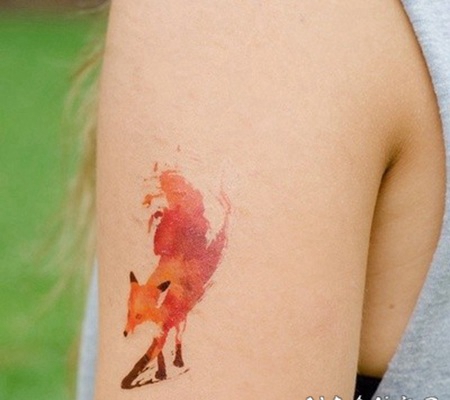 美丽的水彩火焰狐狸手臂纹身图案