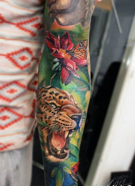 鲜艳的彩色豹子和花朵蝴蝶手臂纹身图案