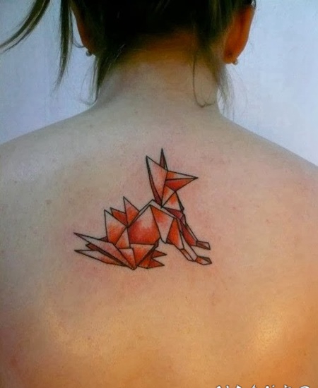 漂亮的红色折纸狐狸背部纹身图案