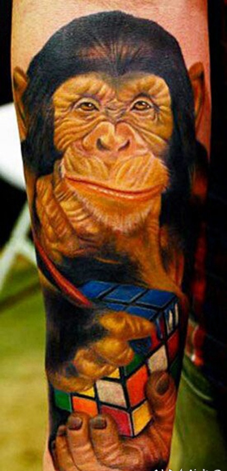 可爱的黑猩猩和立方体魔方手臂纹身图案