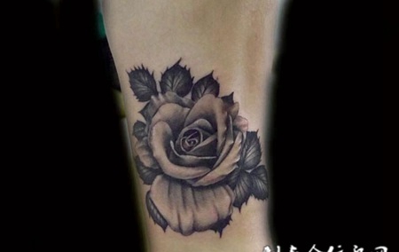 等待盛放，脚踝处好看的黑灰玫瑰纹身