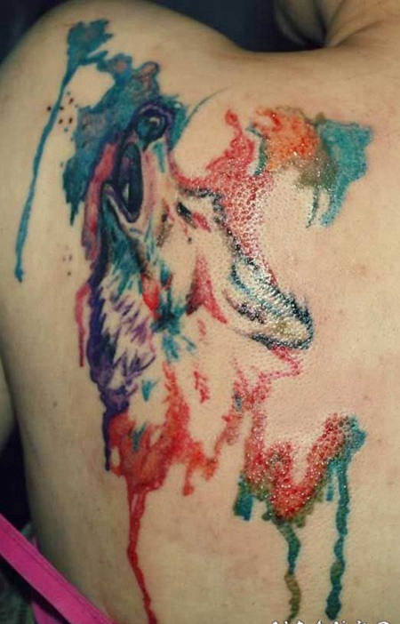 背部水彩泼墨狼纹身图案