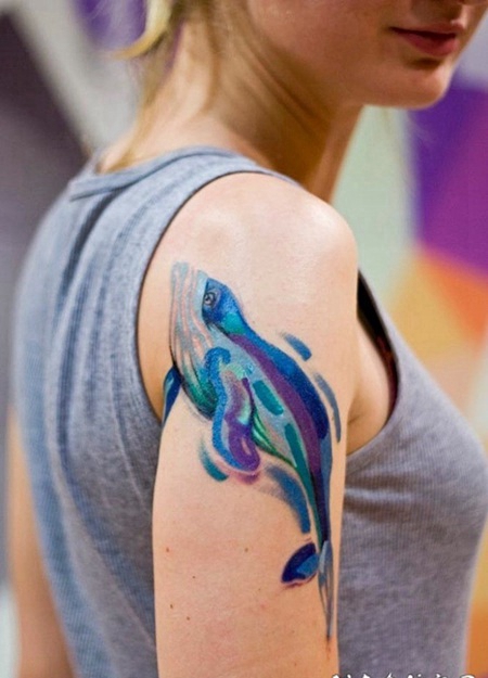 女孩手臂可爱的水彩画海豚纹身图案