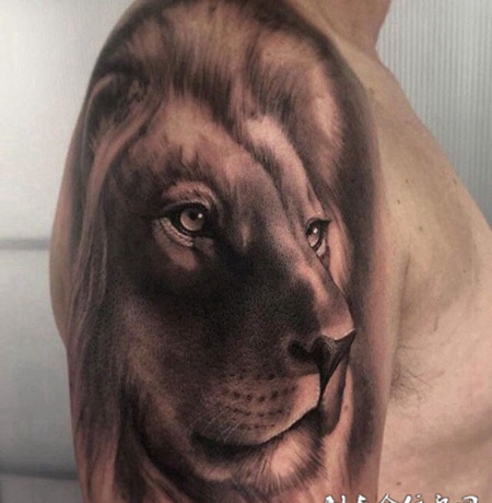 王者无畏，大臂写实风狮子纹身