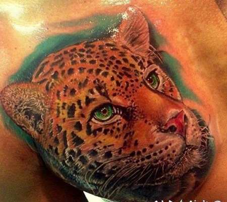 胸部彩色的豹子头写实纹身图案