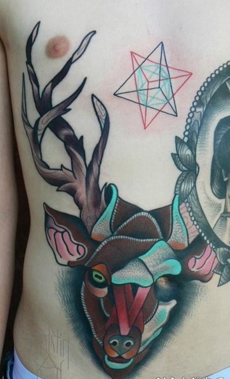 彩色鹿头和几何侧肋纹身图案