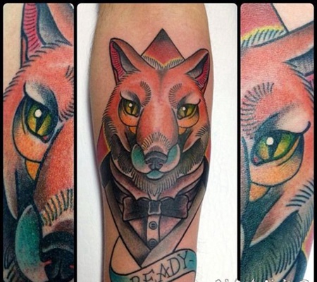 红色的狐狸和字母手臂纹身图案