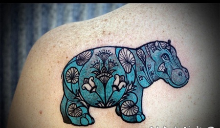 可爱的拼布蓝色河马背部纹身图案