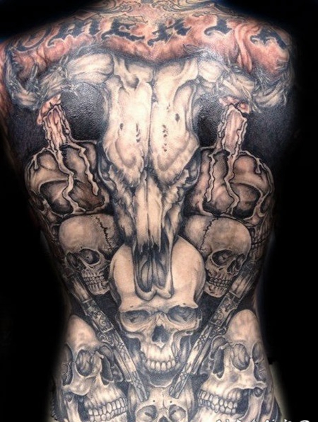 满背动物头骨与枪和头骷髅纹身图案