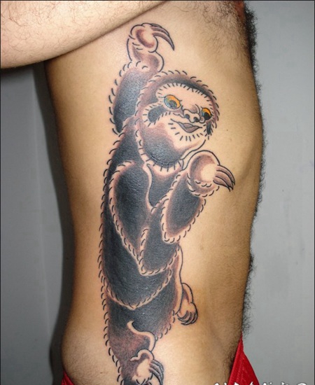 彩色的树懒侧肋纹身图案