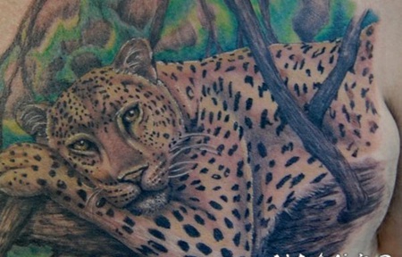 豹子躺在树上彩绘纹身图案