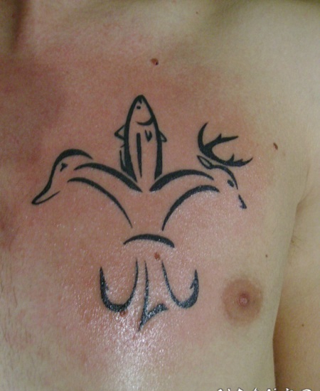 黑色线条的鱼组合百合花纹章胸部纹身图案