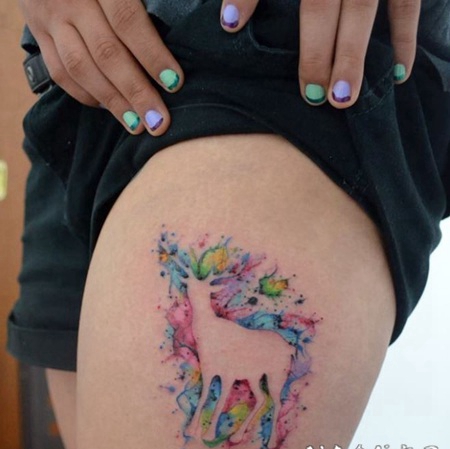 大腿令人敬畏的水彩小鹿纹身图案