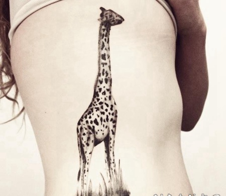 可爱的长颈鹿侧肋纹身图案