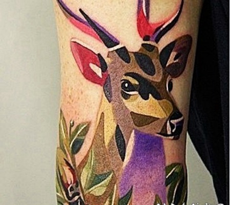 五颜六色的几何鹿手臂纹身图案
