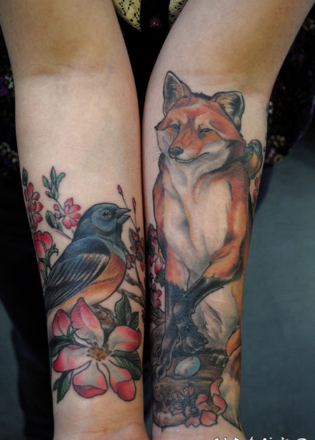 可爱多彩的红色狐狸与小鸟手臂纹身图案