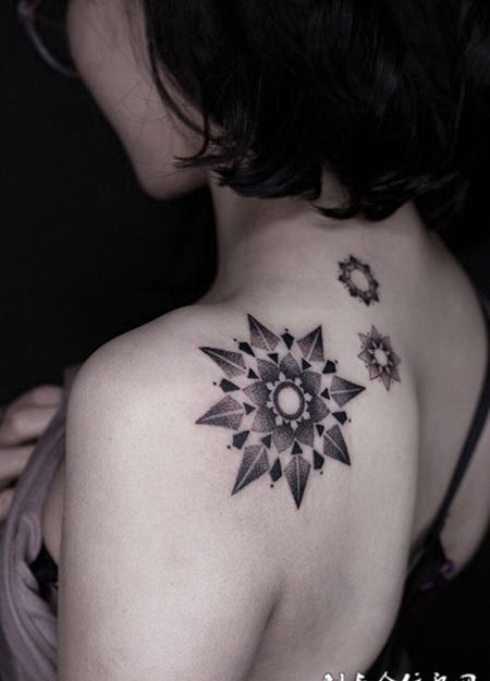 自然绽放，后背好看的花纹图腾点刺纹身