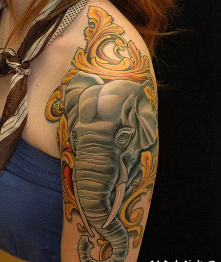 手臂彩色的大象纹身图案