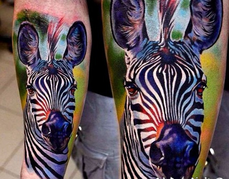 手臂七彩的斑马逼真纹身图案