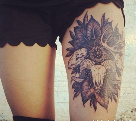 羊头骨和叶子大腿纹身图案