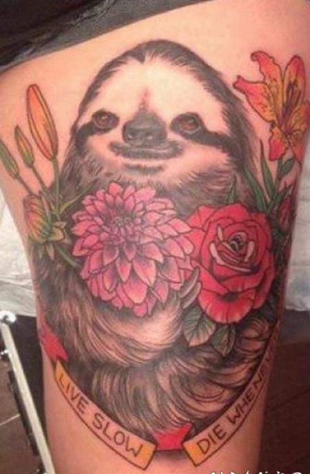 大腿彩色树懒和花朵纹身图案