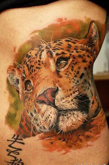 侧肋水彩风格的豹头纹身图案