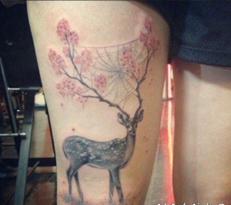 大腿美丽的神秘小鹿与树枝纹身图案