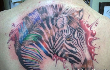 背部精彩漂亮的彩色斑马纹身图案