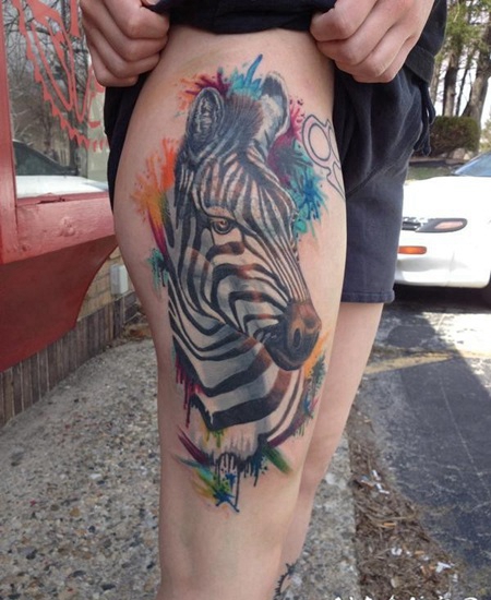 大腿新风格的彩色斑马纹身图案