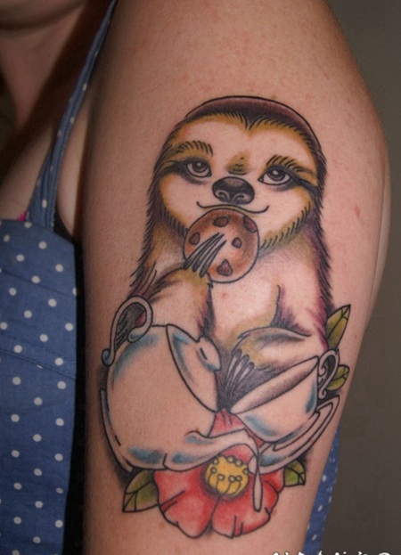 手臂有趣的卡通彩色树獭与茶叶饼干纹身图案