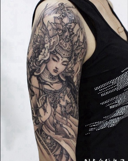 慈悲为怀，手臂细致的菩萨纹身图案