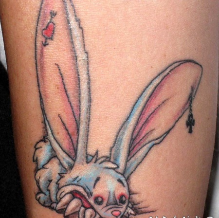 毛骨悚然的恐怖彩色疯狂兔子手臂纹身图案