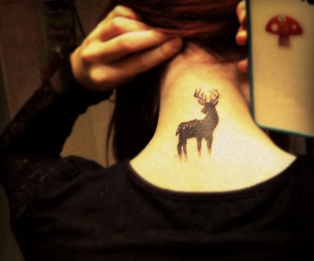简单设计的黑色小鹿脖子纹身图案