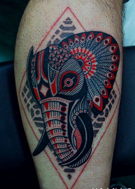 小腿黑色和红色的大象纹身图案