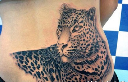 腰部亮丽的黑白豹子纹身图案